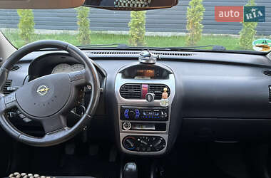 Хэтчбек Opel Corsa 2003 в 