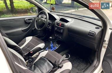 Хэтчбек Opel Corsa 2003 в 