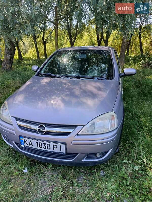 Хэтчбек Opel Corsa 2005 в 