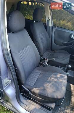 Хэтчбек Opel Corsa 2005 в 