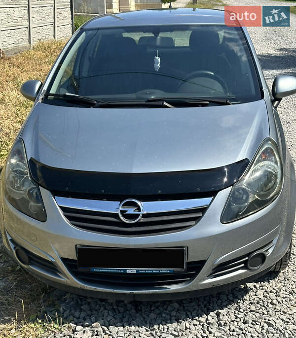 Хэтчбек Opel Corsa 2010 в 