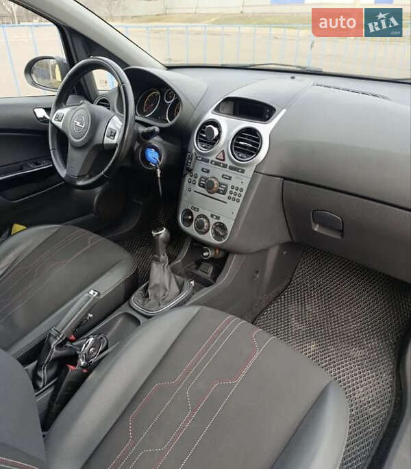 Хэтчбек Opel Corsa 2012 в Кривом Роге