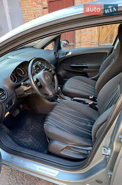 Хэтчбек Opel Corsa 2010 в 