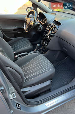 Хэтчбек Opel Corsa 2010 в 