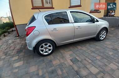Хэтчбек Opel Corsa 2009 в 