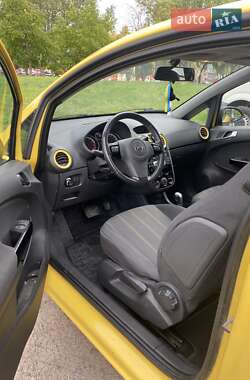 Хэтчбек Opel Corsa 2010 в 
