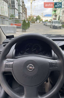 Хэтчбек Opel Corsa 2002 в 