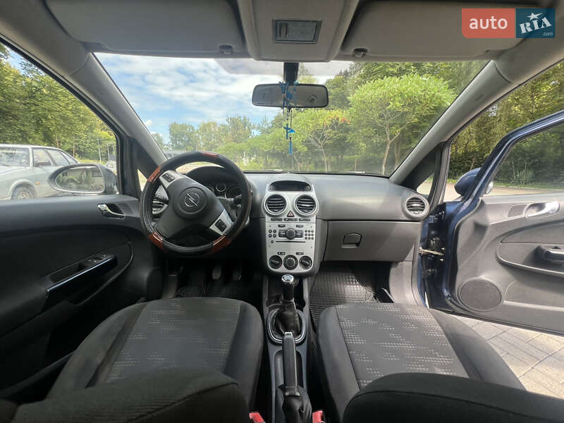 Хэтчбек Opel Corsa 2011 в Дрогобыче