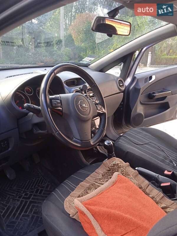 Хетчбек Opel Corsa 2010 в Іванковичах