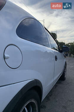 Хэтчбек Opel Corsa 2004 в 