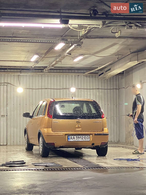 Хэтчбек Opel Corsa 2004 в Киеве