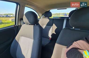 Хэтчбек Opel Corsa 2006 в 