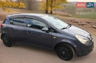Хэтчбек Opel Corsa 2010 в 