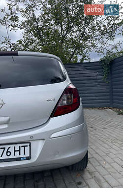 Хэтчбек Opel Corsa 2010 в 