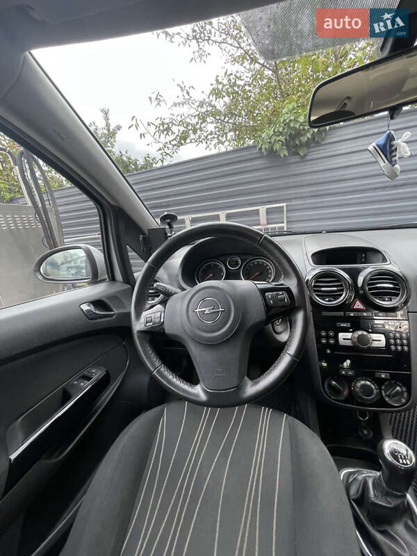 Хэтчбек Opel Corsa 2010 в Ивано-Франковске