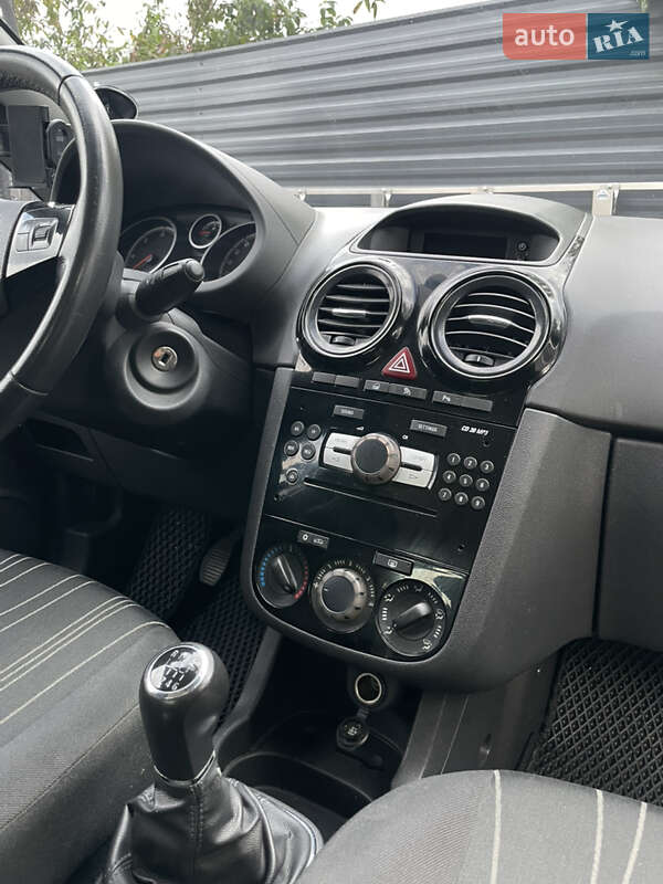 Хэтчбек Opel Corsa 2010 в Ивано-Франковске