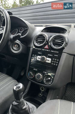 Хэтчбек Opel Corsa 2010 в 