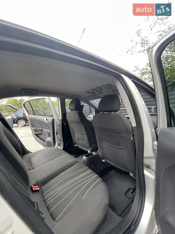 Хэтчбек Opel Corsa 2010 в Ивано-Франковске