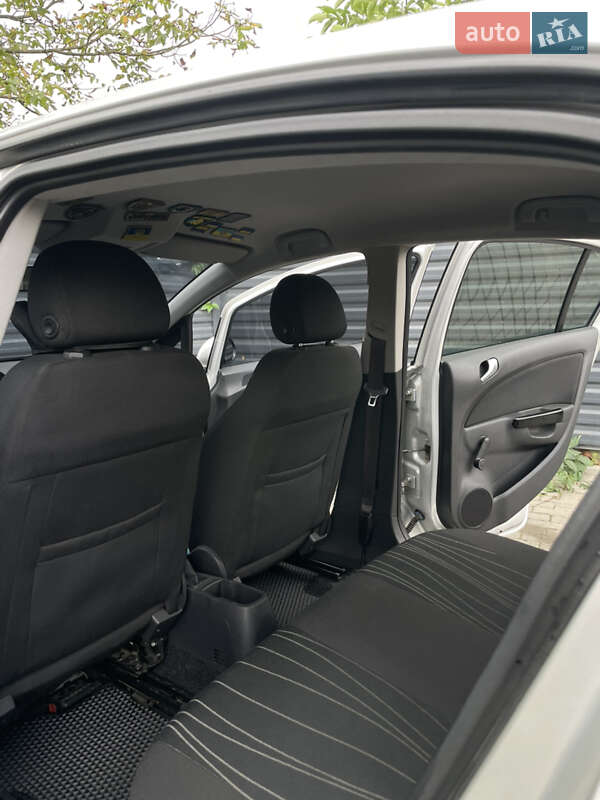 Хэтчбек Opel Corsa 2010 в Ивано-Франковске