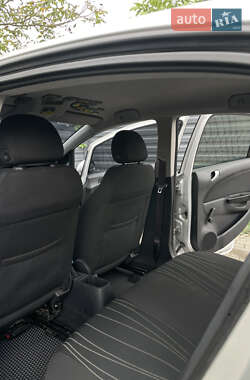 Хэтчбек Opel Corsa 2010 в 