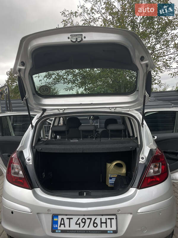 Хэтчбек Opel Corsa 2010 в Ивано-Франковске