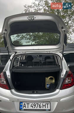 Хэтчбек Opel Corsa 2010 в 