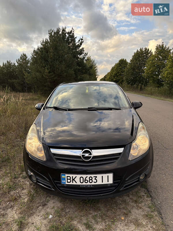 Хэтчбек Opel Corsa 2010 в 