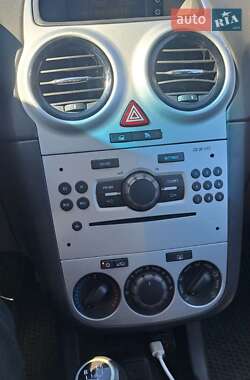 Хэтчбек Opel Corsa 2011 в 