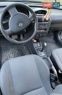 Хэтчбек Opel Corsa 2002 в 