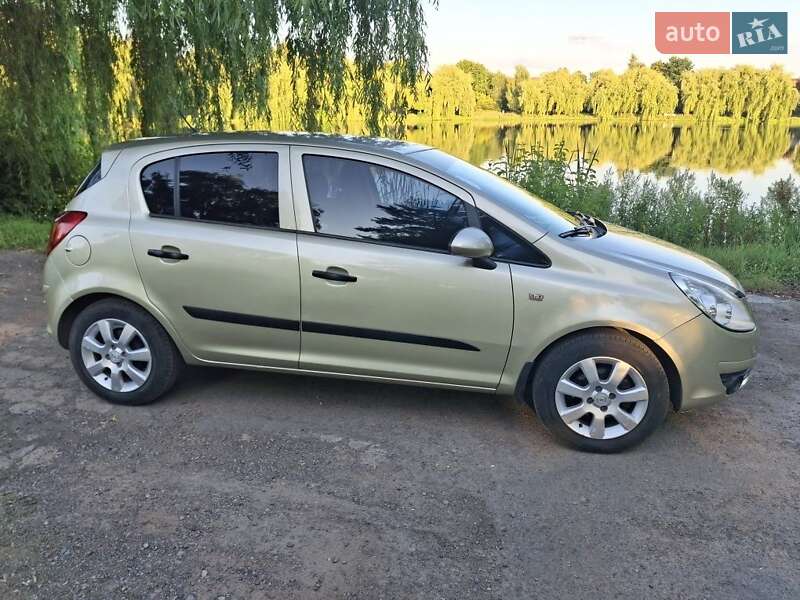 Хэтчбек Opel Corsa 2008 в 