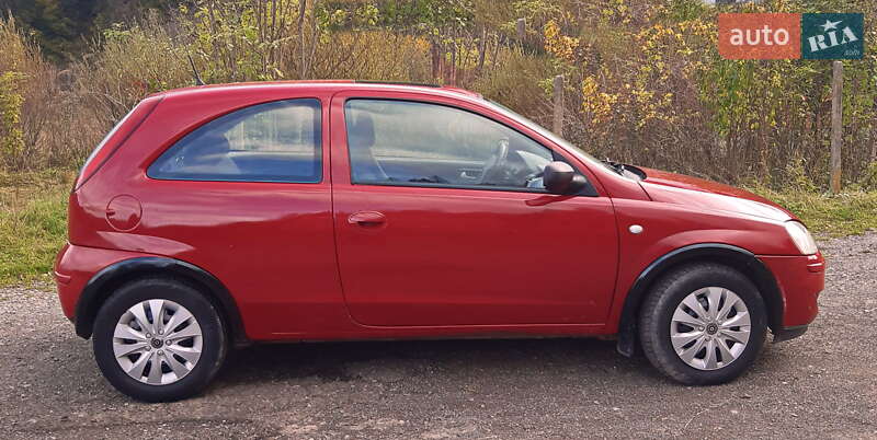 Хэтчбек Opel Corsa 2005 в 
