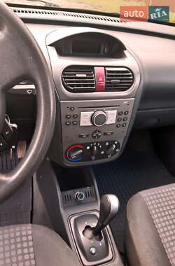 Хэтчбек Opel Corsa 2005 в 