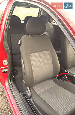 Хэтчбек Opel Corsa 2005 в 