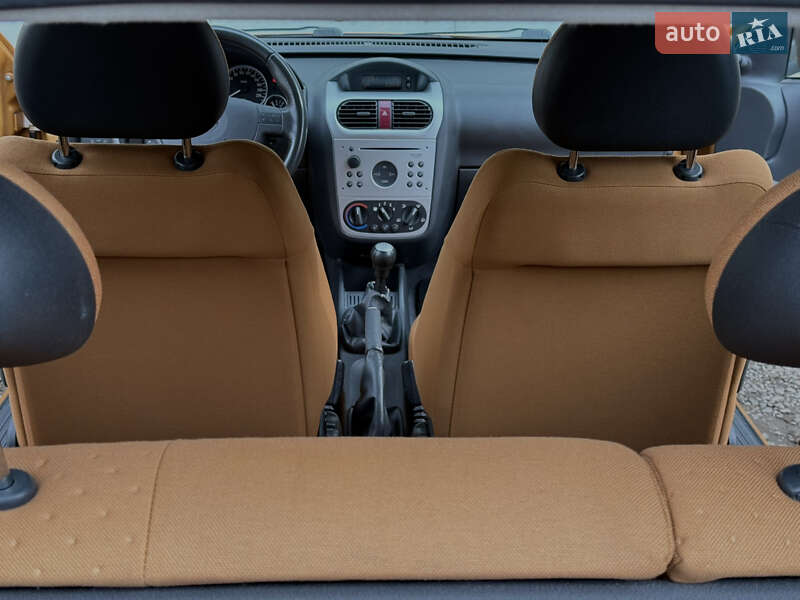 Хэтчбек Opel Corsa 2003 в Дрогобыче