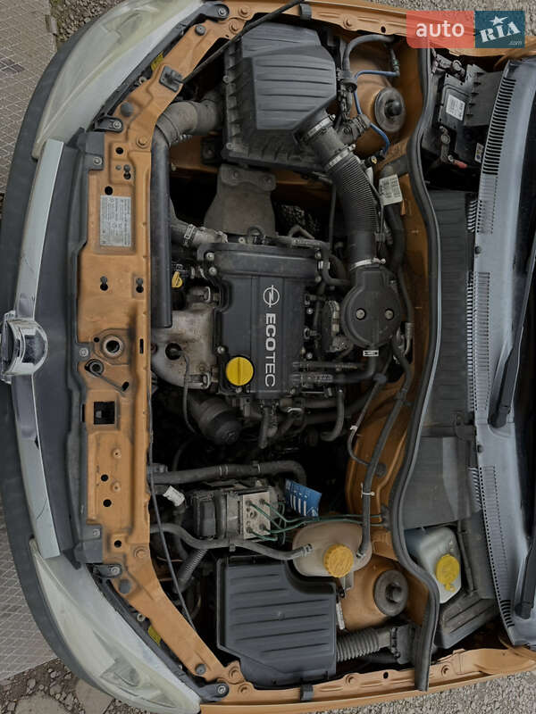 Хэтчбек Opel Corsa 2003 в Дрогобыче