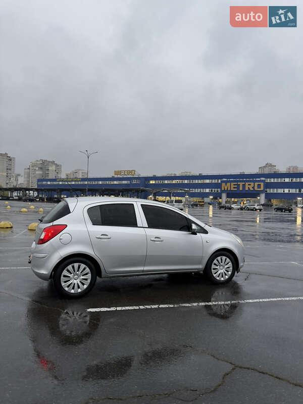 Хэтчбек Opel Corsa 2008 в Киеве