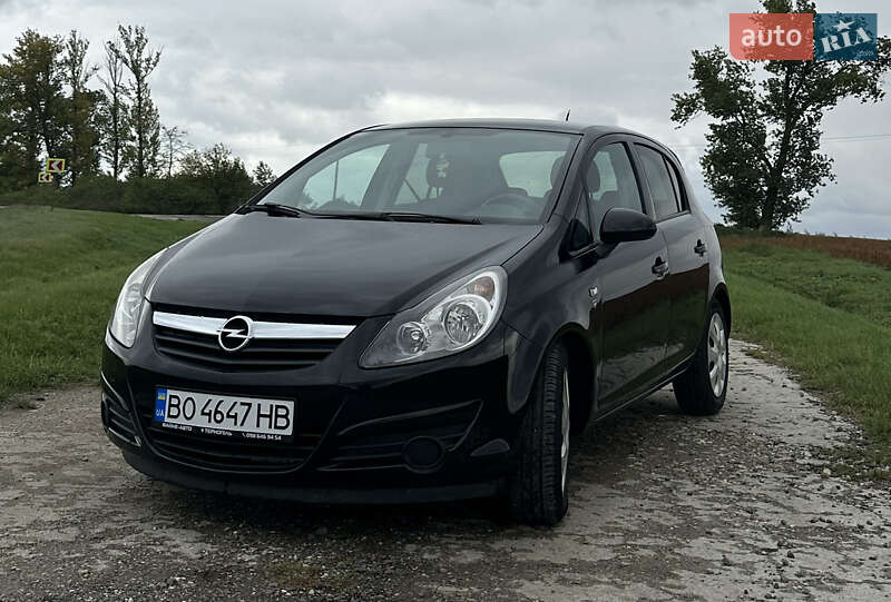 Хэтчбек Opel Corsa 2010 в 