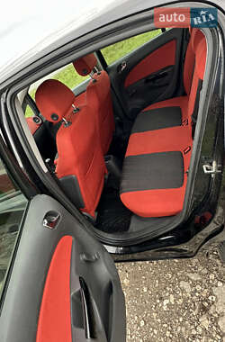Хэтчбек Opel Corsa 2010 в 