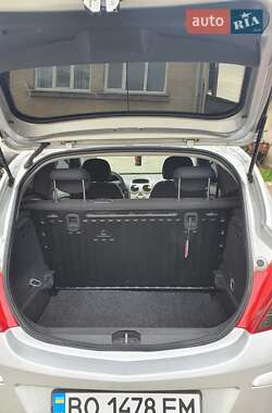 Хэтчбек Opel Corsa 2010 в 