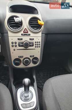 Хэтчбек Opel Corsa 2010 в 
