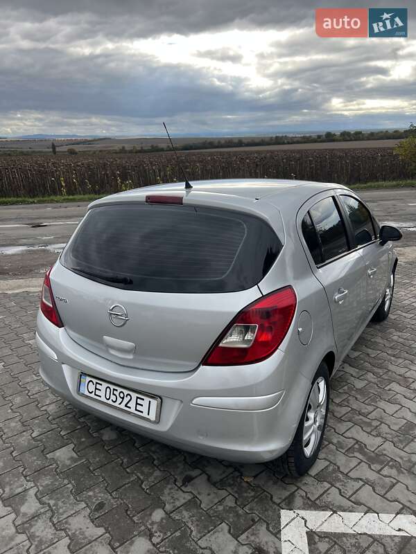 Хетчбек Opel Corsa 2012 в Чернівцях