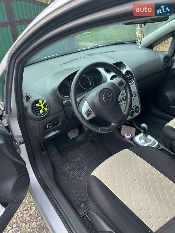 Хетчбек Opel Corsa 2012 в Чернівцях