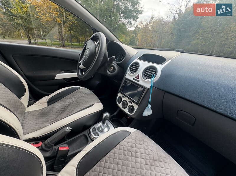 Хэтчбек Opel Corsa 2012 в Киеве