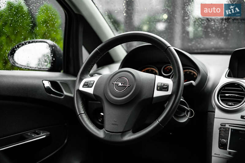 Хетчбек Opel Corsa 2013 в Чернівцях