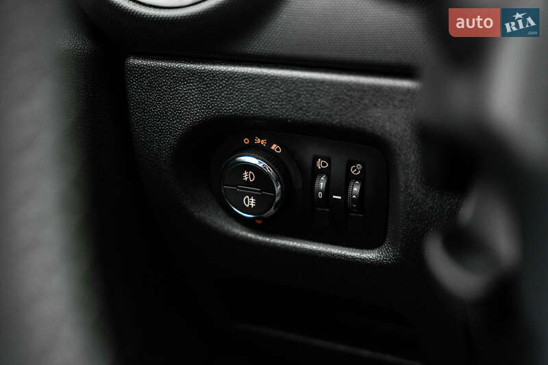 Хетчбек Opel Corsa 2013 в Чернівцях