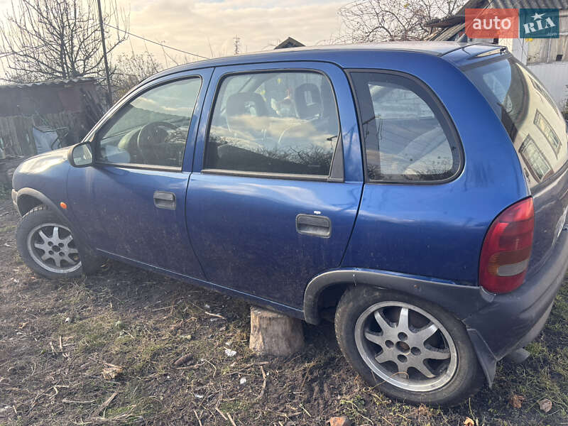 Хетчбек Opel Corsa 1995 в Мені