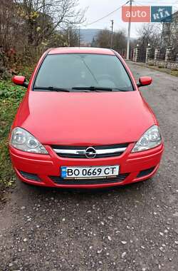 Хэтчбек Opel Corsa 2005 в Монастыриске