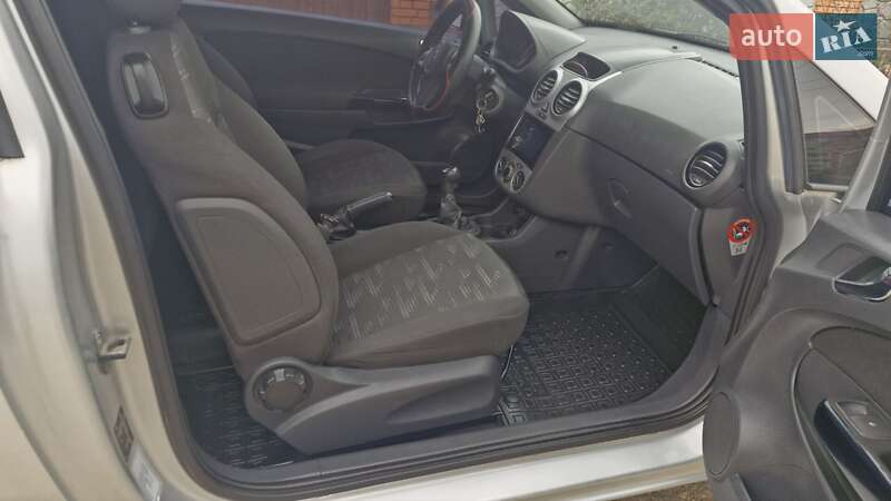 Хэтчбек Opel Corsa 2011 в Херсоне