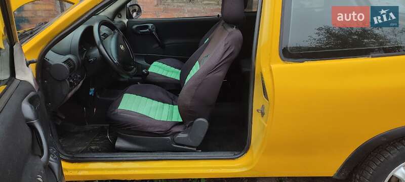 Хэтчбек Opel Corsa 2000 в Змиеве