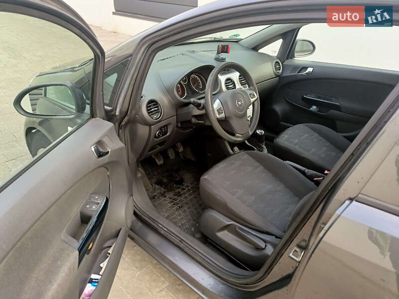 Хэтчбек Opel Corsa 2011 в Городке